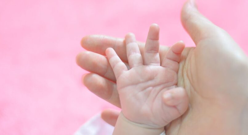 حركات يد الرضيع الغير طبيعية ومعانيها، ستفاجئكِ!