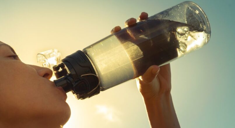 كم مرة يمكن تنظيف زجاجات المياه متكررة الاستخدام؟