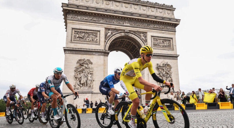 طواف فرنسا: تادي بوغتشار يحرز اللقب للمرة الرابعة والبلجيكي فان آرت يفوز بالمرحلة الأخيرة